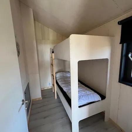 Tiny Duinhut Midden In De * Sint Maartensvlotbrug