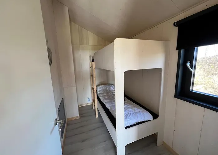 Tiny Duinhut Midden In De * Sint Maartensvlotbrug